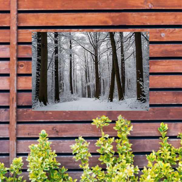 Betoverend besneeuwd bos in de winter tuinposter