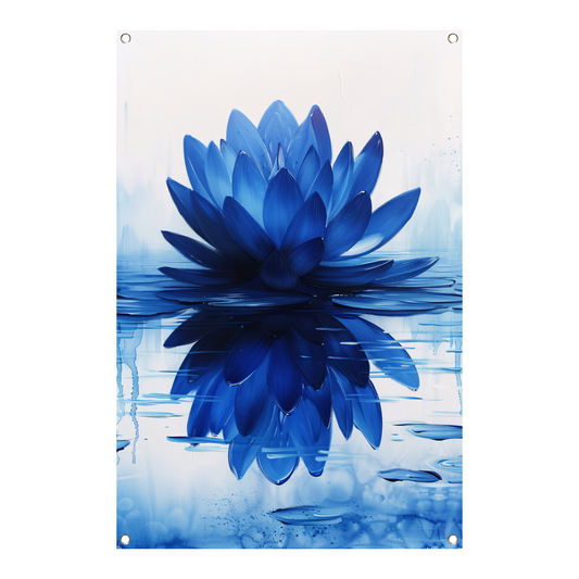 Abstracte blauwe lotusbloem met waterreflectie tuinposter