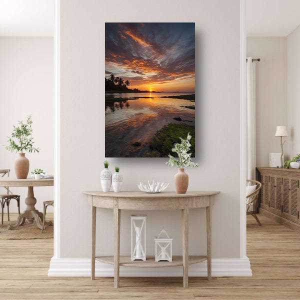 Adembenemende zonsondergang weerspiegeld in water poster