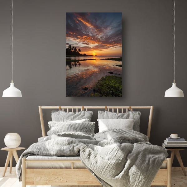 Adembenemende zonsondergang weerspiegeld in water poster