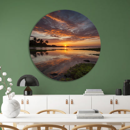 Adembenemende zonsondergang weerspiegeld in water aluminium muurcirkel