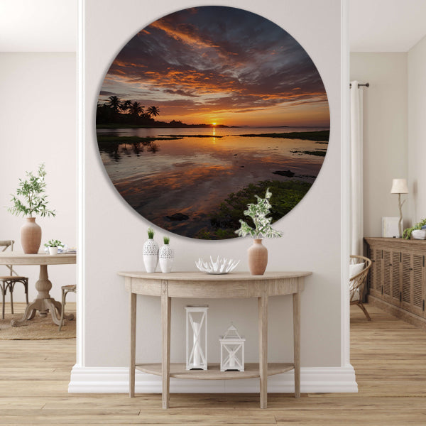 Adembenemende zonsondergang weerspiegeld in water aluminium muurcirkel