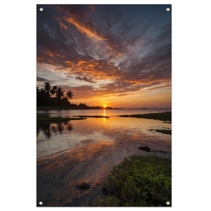 Adembenemende zonsondergang weerspiegeld in water tuinposter