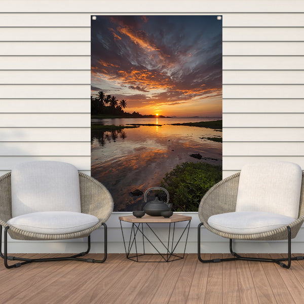 Adembenemende zonsondergang weerspiegeld in water tuinposter