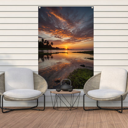 Adembenemende zonsondergang weerspiegeld in water tuinposter