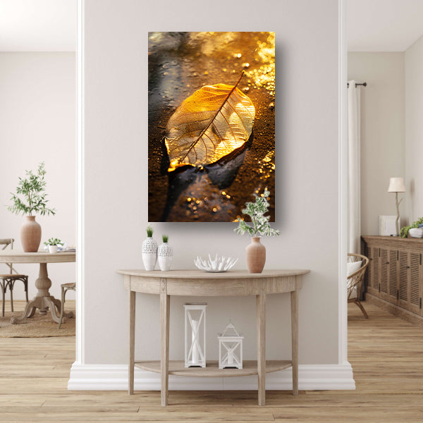 Herfstblad in gouden licht op natte ondergrond canvas