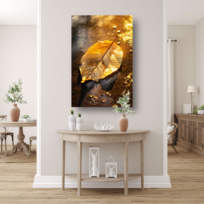 Herfstblad in gouden licht op natte ondergrond canvas met baklijst