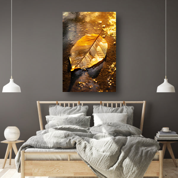 Herfstblad in gouden licht op natte ondergrond canvas