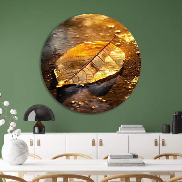 Herfstblad in gouden licht op natte ondergrond aluminium muurcirkel