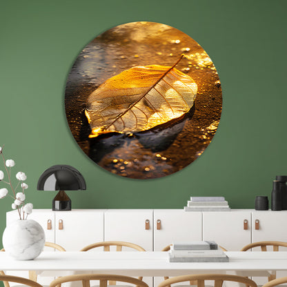 Herfstblad in gouden licht op natte ondergrond aluminium muurcirkel