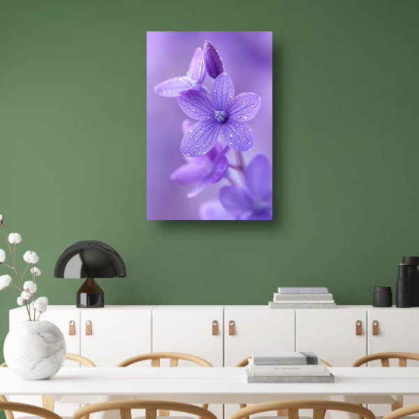 Paarse bloemen met dauwdruppels in close-up canvas