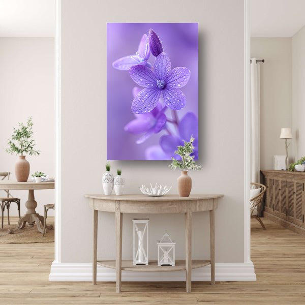 Paarse bloemen met dauwdruppels in close-up canvas