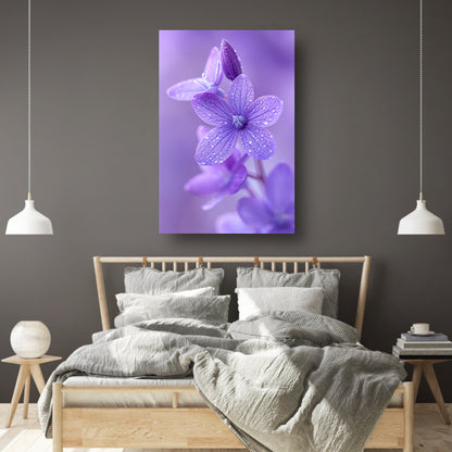 Paarse bloemen met dauwdruppels in close-up canvas