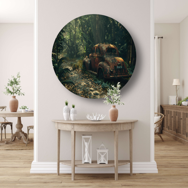 Roestige auto overgroeid door jungle aluminium muurcirkel