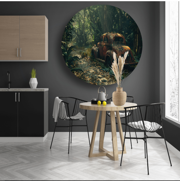 Roestige auto overgroeid door jungle aluminium muurcirkel