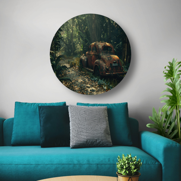 Roestige auto overgroeid door jungle aluminium muurcirkel