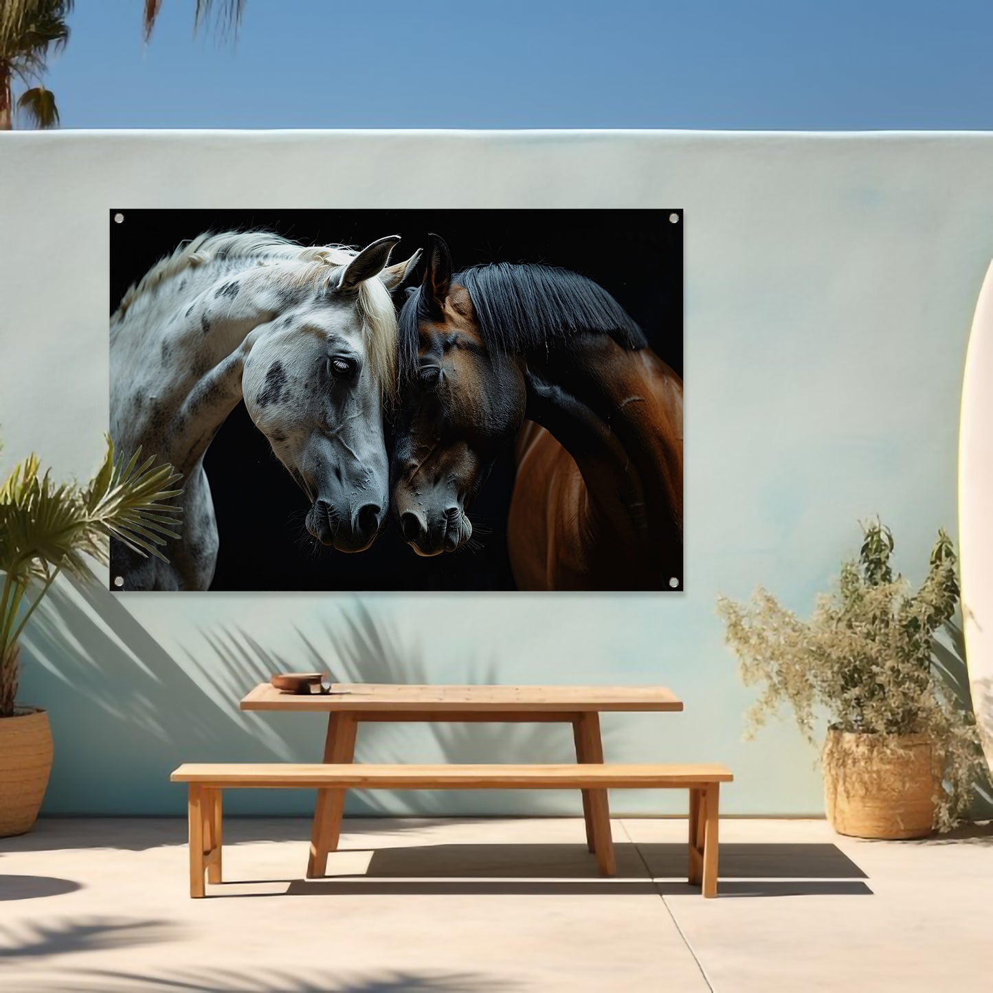 Twee paarden in een donkere omgeving tuinposter
