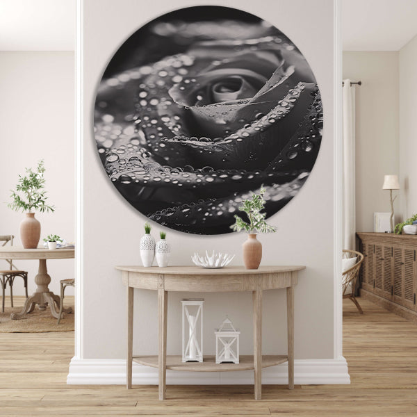 Zwart-witte roos met waterdruppels in close-up aluminium muurcirkel