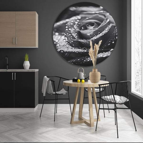 Zwart-witte roos met waterdruppels in close-up aluminium muurcirkel