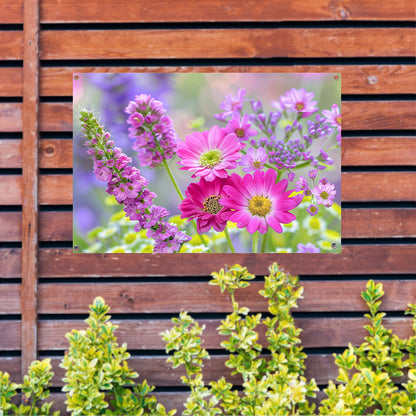 Kleurrijke bloemen in zachte focus tuinposter