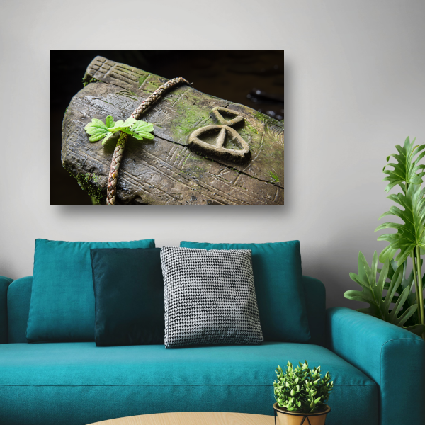 Plant groeit uit holle boomstam canvas