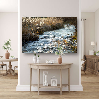Stromende kreek omgeven door wilde flora acrylglas