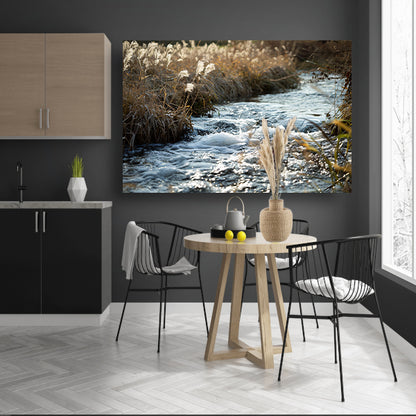 Stromende kreek omgeven door wilde flora acrylglas