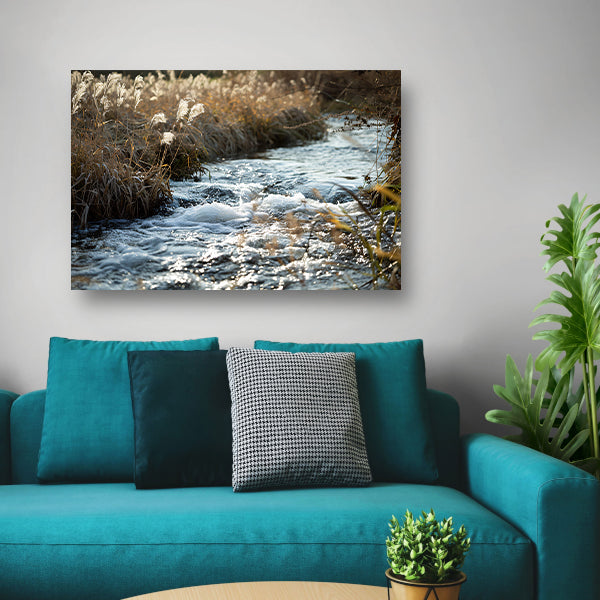 Stromende kreek omgeven door wilde flora acrylglas