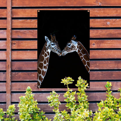 Twee giraffen in een intiem moment tuinposter