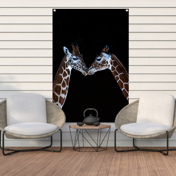 Twee giraffen in een intiem moment tuinposter