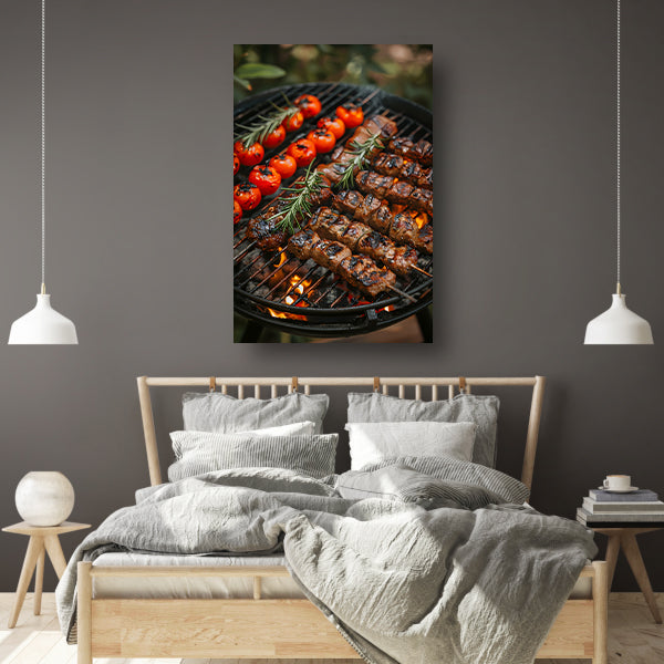 Gegrild vlees en tomaten op barbecue canvas met baklijst
