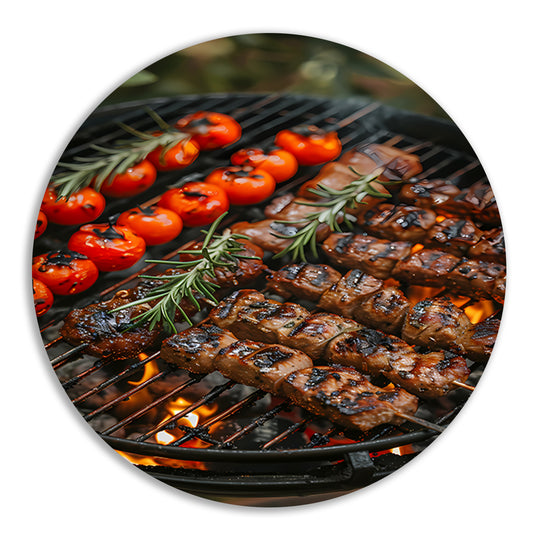 Gegrild vlees en tomaten op barbecue aluminium muurcirkel