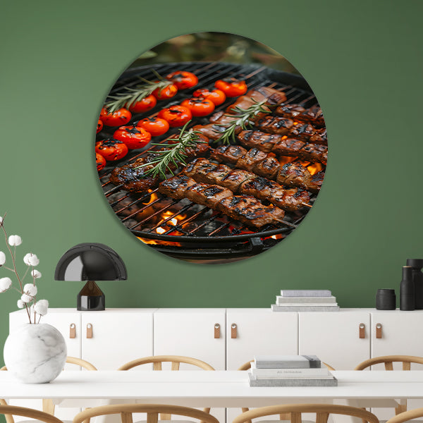 Gegrild vlees en tomaten op barbecue aluminium muurcirkel