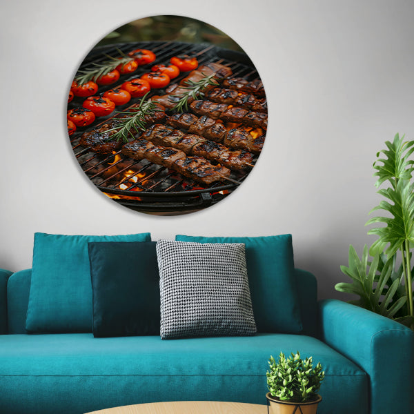 Gegrild vlees en tomaten op barbecue aluminium muurcirkel