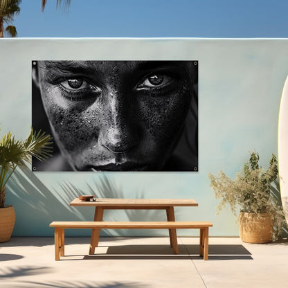 Realistisch zwart-wit portret met intense blik tuinposter