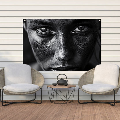 Realistisch zwart-wit portret met intense blik tuinposter