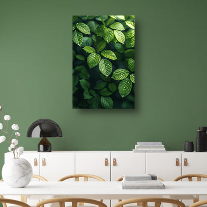 Glinsterende dauwdruppels op groene bladeren canvas met baklijst