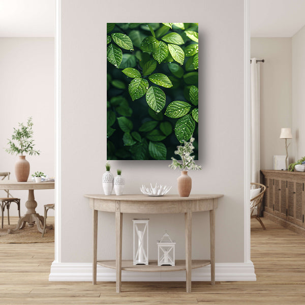 Glinsterende dauwdruppels op groene bladeren canvas