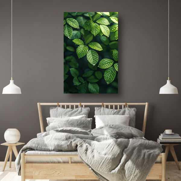Glinsterende dauwdruppels op groene bladeren canvas met baklijst
