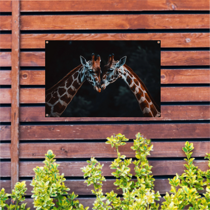 Twee giraffen in een intiem moment tuinposter