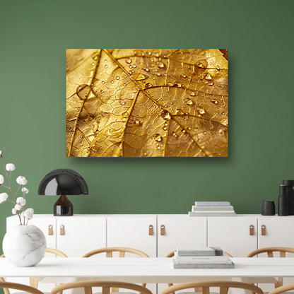 Gouden herfstblad met dauwdruppels close-up canvas met baklijst