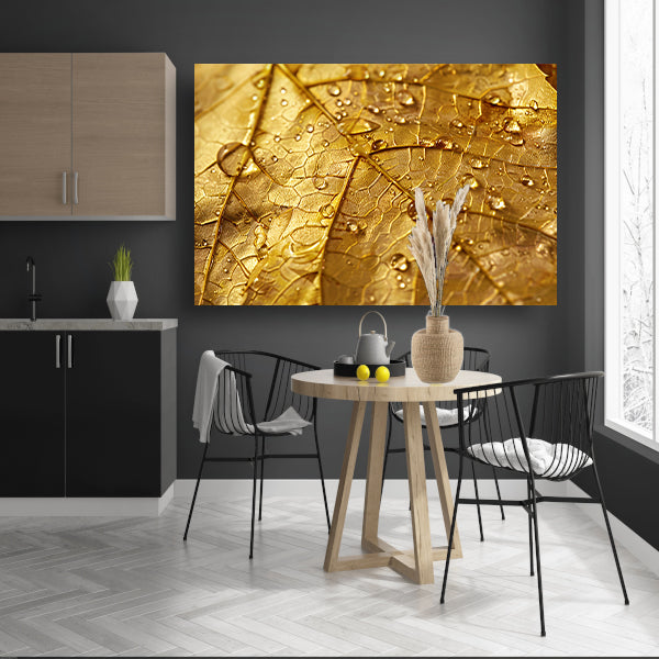 Gouden herfstblad met dauwdruppels close-up poster