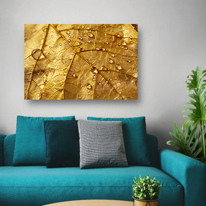 Gouden herfstblad met dauwdruppels close-up poster