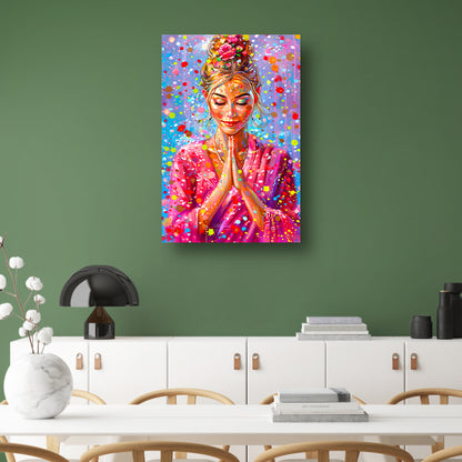 Mediterende vrouw omringd door kleurrijke abstractie canvas