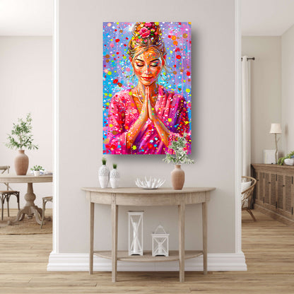 Mediterende vrouw omringd door kleurrijke abstractie canvas