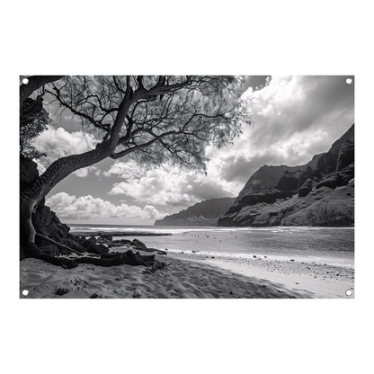 Eenzame boom op strand tuinposter