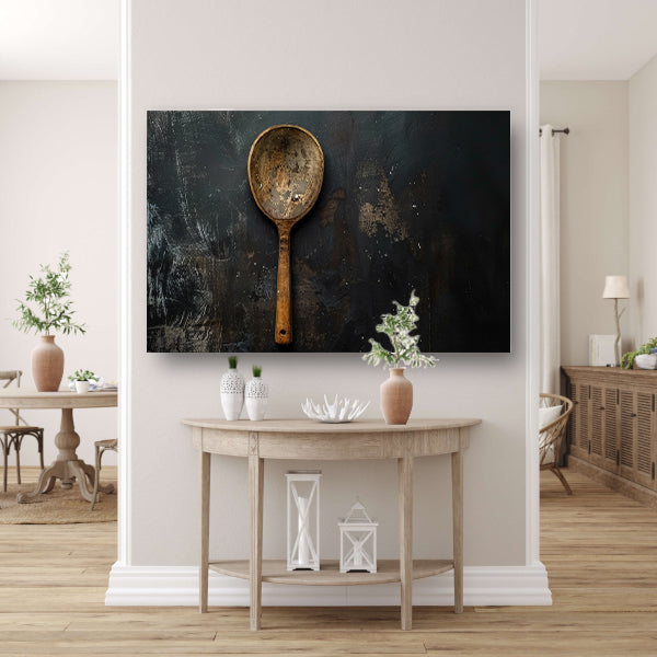 Verweerde houten lepel tegen donkere achtergrond acrylglas