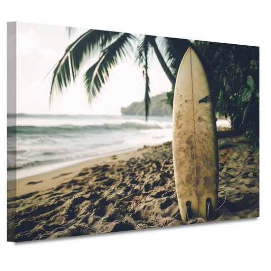 Tropisch strand met wachtend surfboard canvas