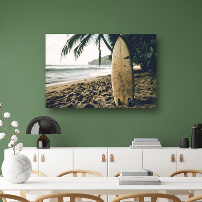 Tropisch strand met wachtend surfboard canvas
