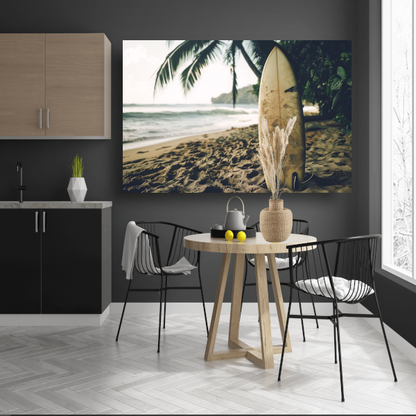 Tropisch strand met wachtend surfboard canvas
